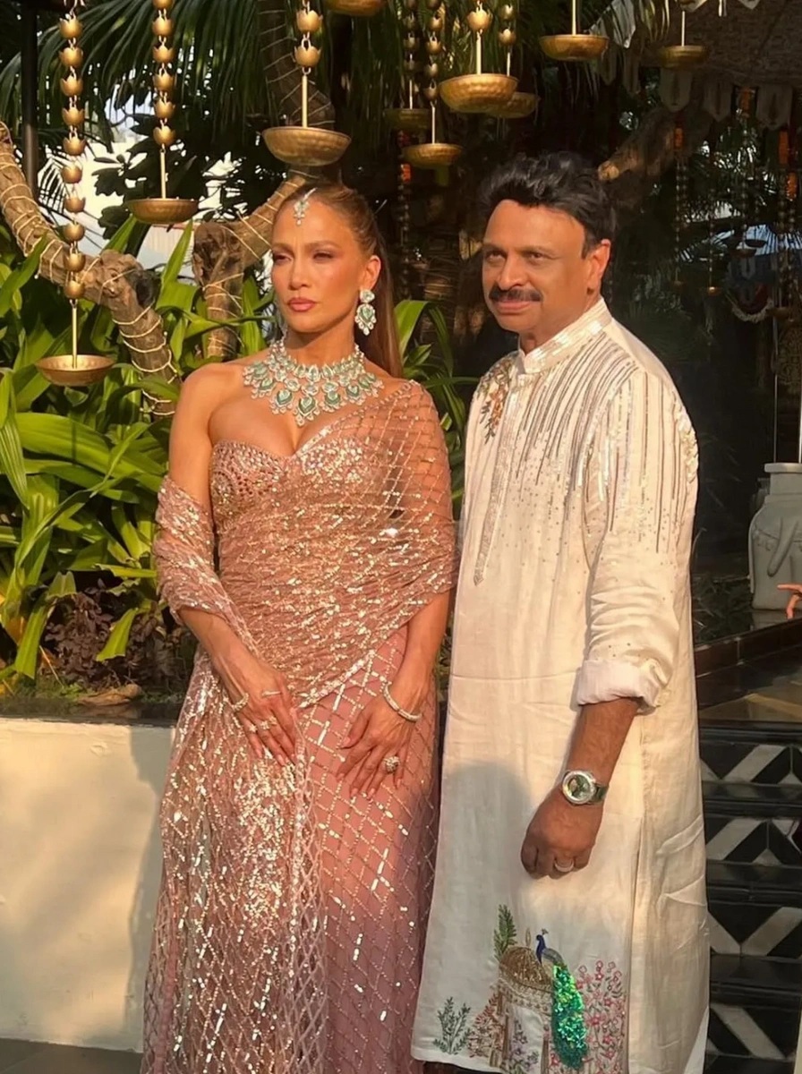 Дженнифер Лопес порадовала гостей индийской свадьбы зажигательным выступлением в блестящем купальнике